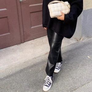 Skinnbyxor  - As snygga utsvängda skinnbyxor, sitter jättebra över rumpan! Superlätta byxor att matcha å ha många outfits till Jag är ca 1,60 