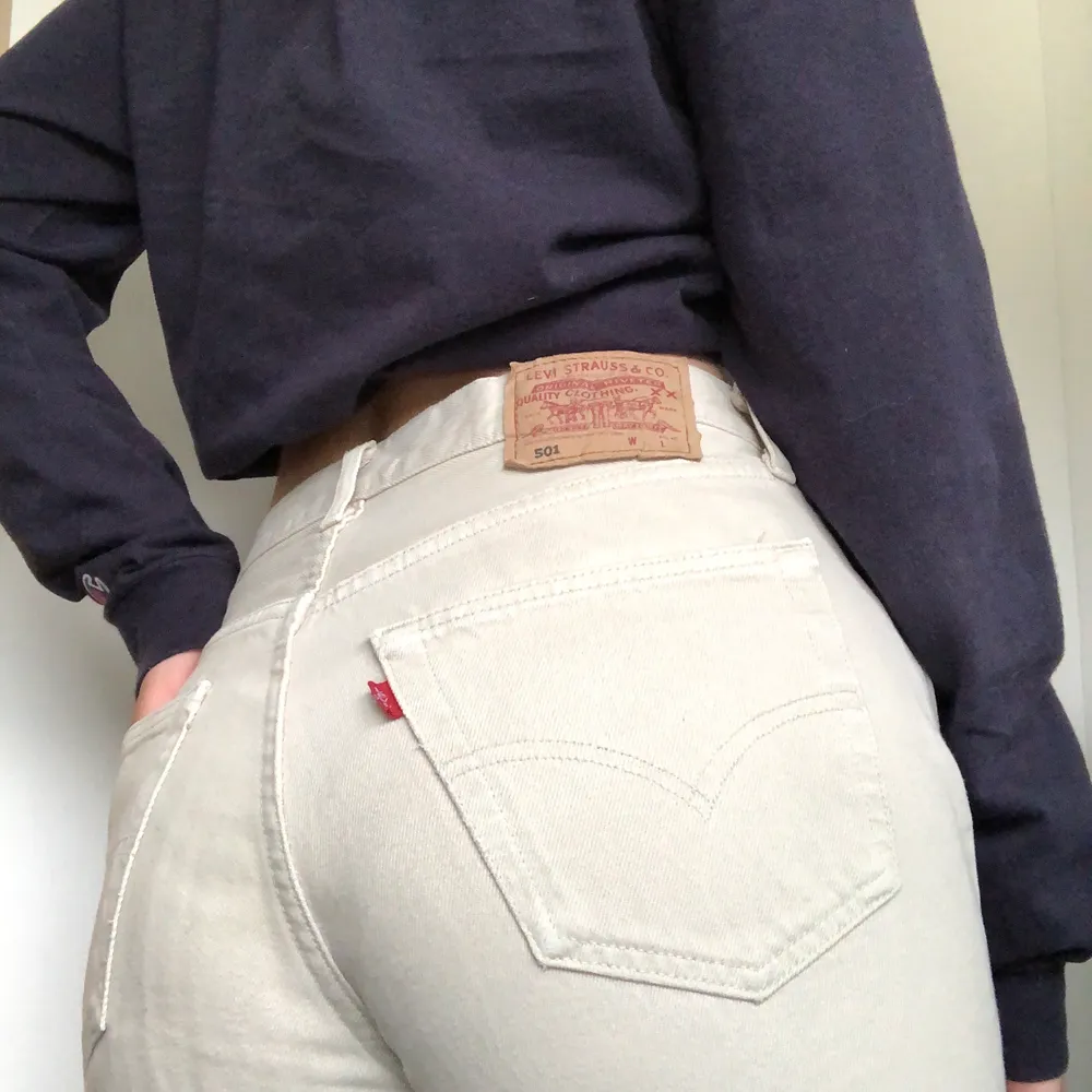 Levi’s jeans i en biege färg, skulle säga storlek W29 L32 trots att de står W30 L34 på byxorna. Innerbensmåttet är 75 cm och de är mid waist. Sparsamt använda och i jättefint skick, inga fläckar eller märken. Köparen står för frakt. (Kan mötas upp i gbg).. Jeans & Byxor.