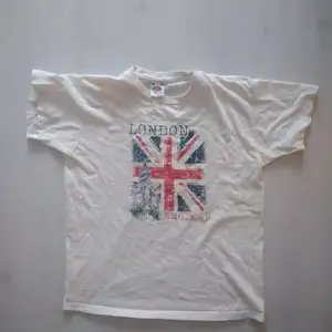 London t-shirt sitter liten kan tänka mig att någon kan ha den som en Nice crop 