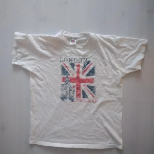 London  - London t-shirt sitter liten kan tänka mig att någon kan ha den som en Nice crop 