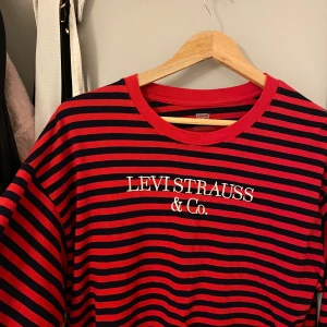 levis tröja - säljer denna levis tröjan som tyvärr inte kommer till användning längre! den är i väldigt bra skick 🥰🥰 