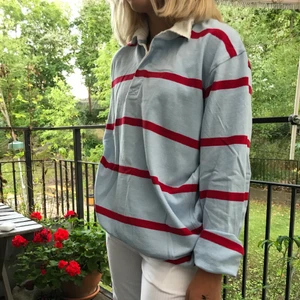 Randig tröja strl L - Så fin tröja köpt second hand! Den är väldigt ljusblå men färgerna syns inte så bra på bilderna tyvärr. Strl L men passar även mindre storlekar såklart beroende på passform.💕 köparen står för frakt (63)💕 ENDAST SERIÖSA BUD!