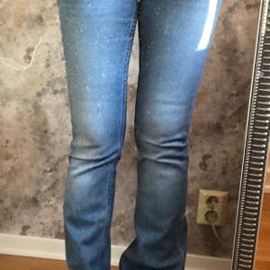Snygga Crocker jeans, lite bootcut, säljes pga av att dom är för stora , stretch 