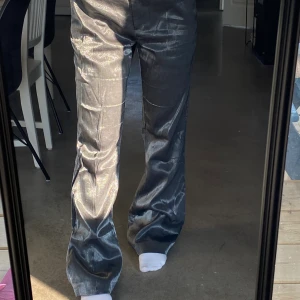 Grå glitter kostym - Säljer dessa coola glitter kostymbyxorna från Wera! Köpte dom i helt fel storlek men såg de när det var försent att lämna tbx! Är man duktig på att sy eller likande kan man lätt sy in byxorna vid sidorna🥰💞