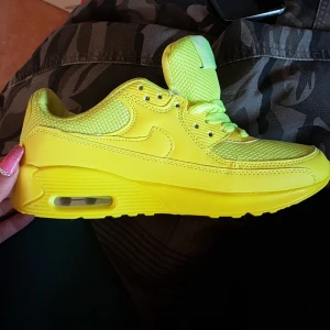 Skor - Såå snygga skor i neon gul/grön färg. Står storlek 40 men dom är små i storleken och passar nog bättre en 38-39. Betalade 549 kr för dom, och säljer dom för 250🌸