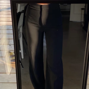 Kostymbyxor  - Sjukt fina flarekostymbyxor från HM! Tyvärr måste jag sälja pga blivit försmå:( stl 34 men suttit som en smäck för mig som 36💞 
