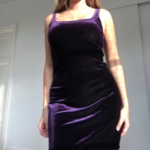 Lila sammetsklänning  - Lila sammetsklänning köpt på humana. Stretchigt material och väldigt bekväm. 