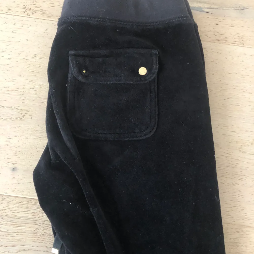 Svarta Juicy Couture mjukisbyxor med knappfickor bak. Saknar dessvärre en knapp på ena fick som kan ses på bild 2, där av lågt pris. Kan även kankse gå ner i pris vid snabb affär! 250kr + frakt. Jeans & Byxor.
