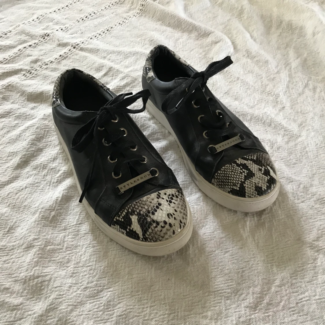 Svarta skor med mönster strl 39