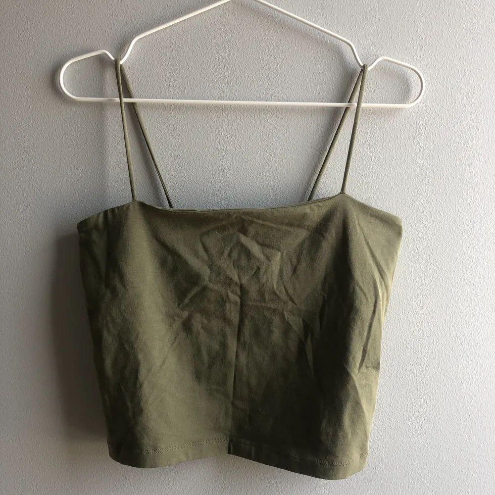 Populära linnen från Gina Tricot i grå och militär grön säljer båda för 30kr. Dom är i storlek L men sitter mer som M! 30kr+frakt. Toppar.