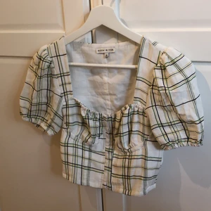 Söt topp - Säljer denna snygga topp från Moon River eftersom den tyvärr är alldeles för liten. Väldigt snygg och sitter bra på XS. Man stänger med små knappar som inte syns från utsidan. Köparen står för frakten. ❤️