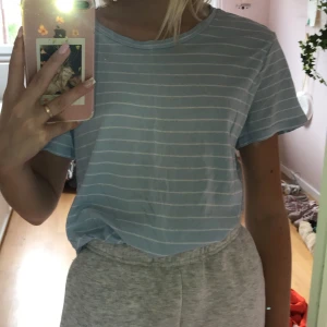 Blå vit randig tröja  - Blå vit randig tröja som går att knyta längst ner. Bara använt få ggr. Storlek S men den passar på mig och jag bär vanligtvis XS.