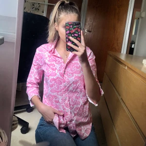 GANT Skjorta - Säljer denna fina rosa skjorta från GANT. Den har söta trekvartslånga armar och är ganska stretchig. Säljer pga inte riktigt min stil. Köparen betalar för frakt🌸💗