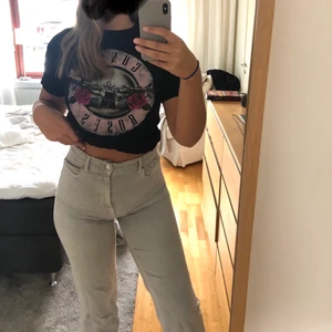 Tisha Guns n’ Roses - Asball rock t-shirt från Pull & Bear, i st S. Passar asbra till alla typer av jeans. Använd fåtal ggr. 