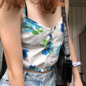 Hollister topp - Superfin blommig hollister topp som är croppad. Säljer pga. använder inte längre💕 Buda i kommentarerna eller skriv privat!
