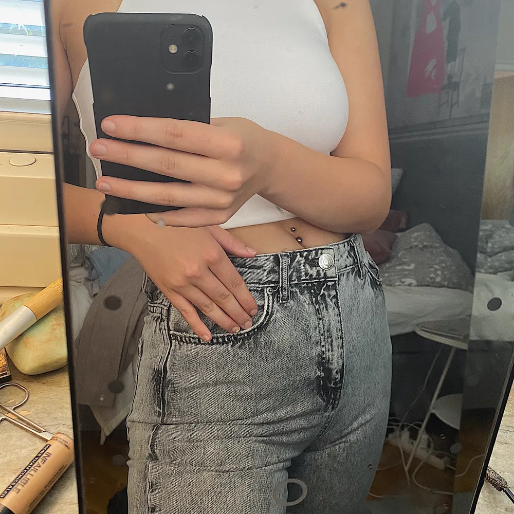 Ett par as snygga gråa jeans från Gina tricot i storlek 38. Passar mig som vanligtvis har 36/38. Använda några gånger men inga skador. Säljer för 280kr + frakten💕. Jeans & Byxor.