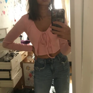 knyttröja  - sån där rosa knyttröja🎀 köpt på plick för ett tag sen men kommer inte till användning:/ det rosa linnet jag har under säljer jag också😘