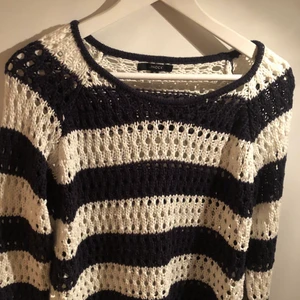 Randig stor stickad tröja - Stor stickad tröja från Lindex. Den är rätt lång. Materialet är jätteskönt. 