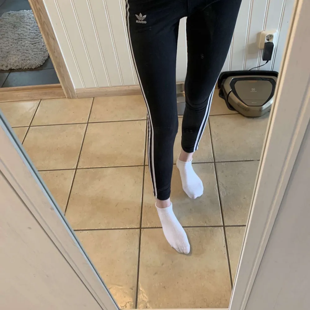 Adidas tights i nyskick då dom bara är använda fåtal gånger. Jag är 170 och när storlek xs som är aningen för stort då dom är stretchiga och nog passar s också. . Jeans & Byxor.