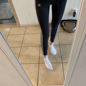 Adidas tights i nyskick då dom bara är använda fåtal gånger. Jag är 170 och när storlek xs som är aningen för stort då dom är stretchiga och nog passar s också. 