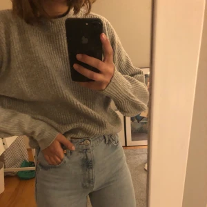 Grå stickad tröja - En jätte fin stickad tröja! Är i fint skick och sitter jätte fint på✨✨