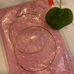 Hoops  - Guld färgade hoops. (Super stora😍)