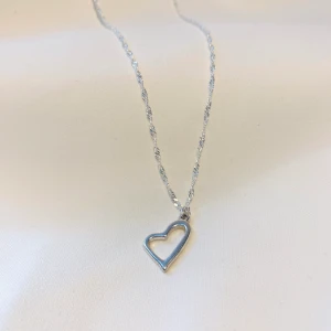 Halsband hjärta🤍 - Halsband hjärta🤍 59kr &  frakt 15kr! Vill du köpa? Kontakta mig✨Från min tillverkning (kolla in @en_smycken på instagram!) Självklart oanvänt 