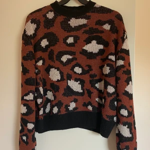 Stickad tröja - En jättefin och bekväm tröja, inte stickig alls utan väldigt mjuk o skön att ha på sig, en av mina favorit stickade tröjor. Säljer pga att jag tyvärr inte använder den längre:( Storlek S men passar och är oversized på mig som oftast bär storlek M/L, köpt på shein förra vintern, har använt den ca 5-6 gånger , inga brister eller skavanker på den så den ser relativt ny ut. Köpt för 299