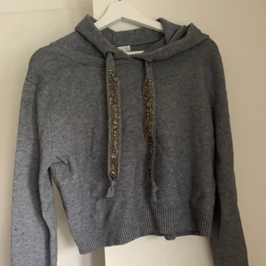 Stickad hoodie - As najs stickad hoodie med detaljer, knappast använd så i toppskick!💓