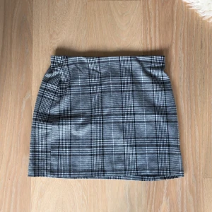 Rutig kjol - Rutig kjol i randigt mönster. Ganska kort i modellen