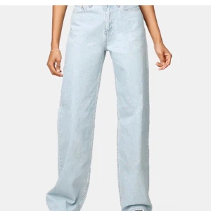 Vida jean - Säljer mina ljusblåa vida jeans. Använda fåtal gånger. Stretchiga i materialet.