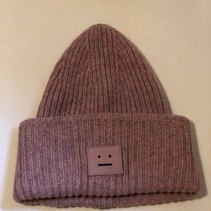Acne Mössa - En jättefin äkta Acne mössa som jag nu säljer pga att den inte har kommit till användning. Den är i nyskick, använd ca 1 gång. Fick den i present för ca 5 månader sen. Den sitter jättefint på, skulle säga normal passform. Mössan är ganska tjock och varm så den passar perfekt till hösten och vintern! Nypris 1100💕 Budgivning sker i kommentarerna💕