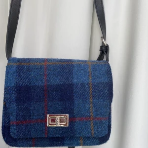 Perfekt höstväska - Blå rutig väska med silvriga detaljer från Harris Tweed. Köptes för 1 år sedan men aldrig använd. Mycket bra skick. Skriv för mer info och bilder🍂❤️