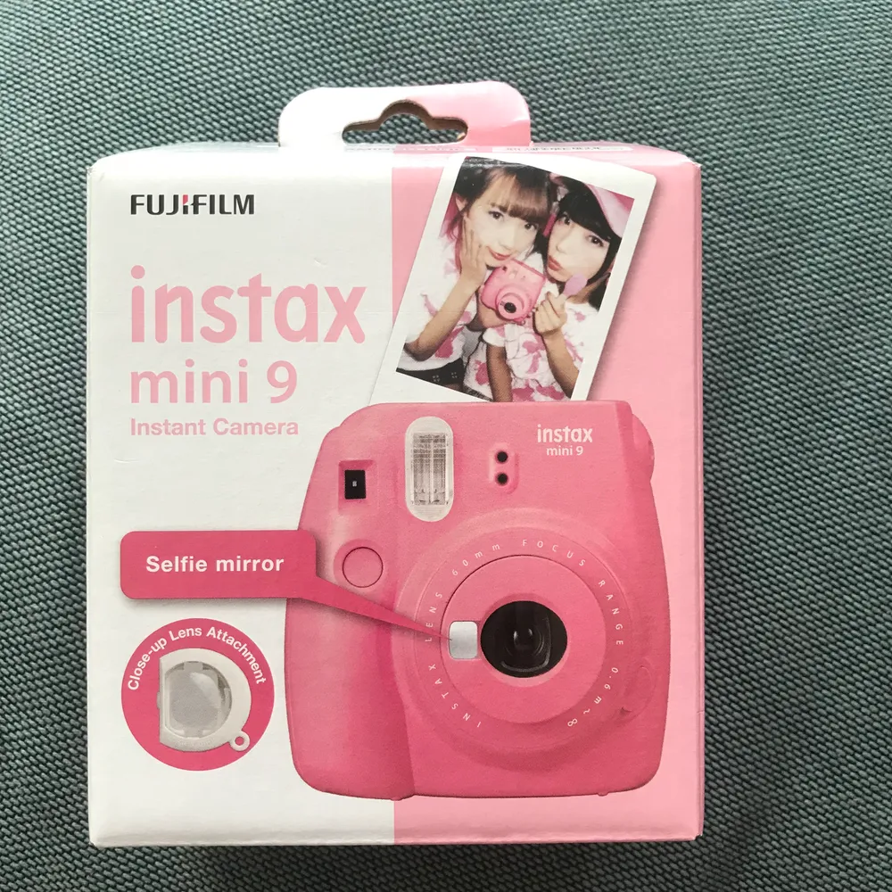 Jag säljer en Instax Mini 9 i färgen ”Flamingo Pink”🦩💘 Kameran är i bra skick och använd fåtal gånger! Man får med •klistermärke, •close up lense, •beskrivning och •ett band!💖 Boxen är dock lite trasig på ett ”handtag”! Jätteroligt att ha en sådan kamera speciellt  vid roliga högtider! Skriv om du vill köpa💗 (Priset går att diskutera). Övrigt.