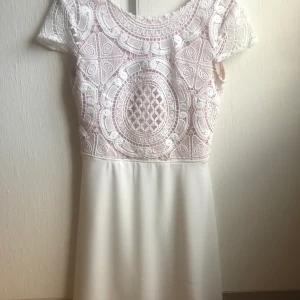 Klänning med lite öppen rygg - Denna klänning är från bubbelroom. Använd 1 gång så den är som ny. Jättefin i ryggen men säljer pga att jag har blivit lite för lång för den. Jag är 176cm lång. Nypris 499kr säljer för 120kr + frakt