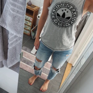 Adidas grått linne i stl 36! Endast använd 1 gång!  - Säljer ett grått linne som endast är använd 1 gång! Nyskick! Djur och rökfritt hem! Stl 36! Kan mötas i Uppsala där jag bor eller skicka mot porto som köparen står för! 