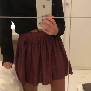 Zara Kjol  - En skitsnygg kjol från zara!🖤⚡️Kjolen har som prick mönster över den och är i väldigt bra skick!! Storlek CL 140