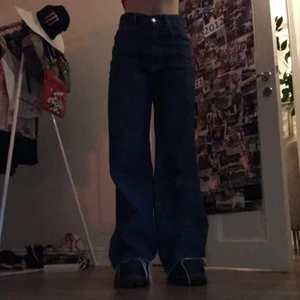 söta byxor  - blåa oversized, bagge byxor från sara 💕