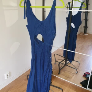 Klänning  - Jeans klänning knytband på axelband öppen på mage o rygg knappar på ena kolsyran 