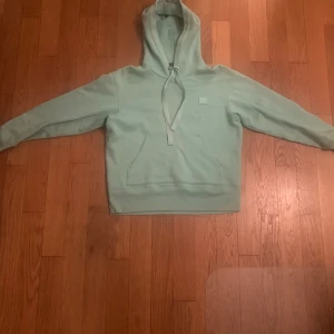 Acne hoodie, storlek XS men passar S/M. - Jätte fin turkos Acne hoodie🤩 Köpt för cirka ett år seden men har bara använt den runt fyra gånger. På lappen står det att det är storlek XS men passar en S/M, alltså ganska stor i storleken. Köpt för 2399 kr men säljer för 900💛