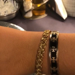 Tory burch armband - Säljer mitt välanvända Tory burch armband. As snyggt att matcha till allt!! Kan skicka bättre bilder vid intresse!