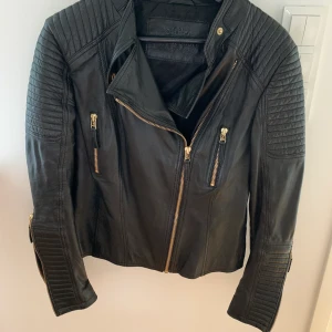 Primeboots skinnjacka - Säljer min jätte snygga skinnjacka från primeboots i storlek 42, dock väldigt liten i storleken. Knappt använd och är i nyskick! Pris + frakt