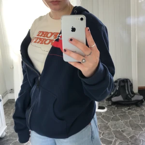 Brandy Melville  - Säljer min superfina brandy crop top då den inte kommer till användning längre. Använd men är i gott skick. Om många är intresserade kommer budgivning att ske. Skriv privat för fler bilder✨💕           FRAKT INGÅR EJ                                                               Bud: 139kr + frakt 