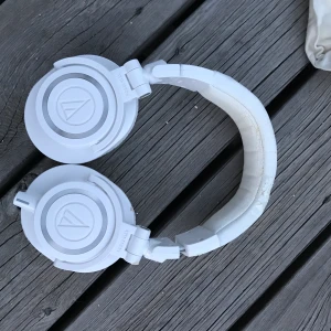 Audio Technica M50x Hörlurar VIT - Riktigt bra Audio Technica M50x hörlurar, perfekt till musikproduktion. Anledning till varför jag säljer dessa är att färgen flagnar och påsen är förstörd. Säljer billigt. Pris kan alltid diskuteras 😄