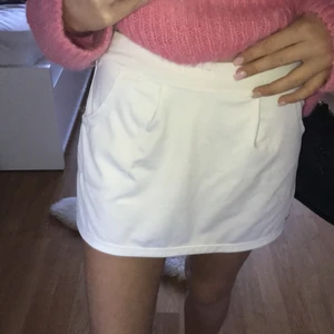 Vit tennis kjol - As snygg tennis kjol men tyvärr lite liten på mig :( As trendig oxå! Den är lite kort men du behöver inte oroa dig för den sitter nämligen ihop med ett par shorts! 