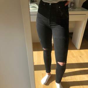 Ett par svarta jeans med hål på båda knäna ifrån NA-KD. Säljer dessa jeansen för 300kr + frakt 
