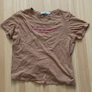 NAKD tröja - En ascool brun tröja med ett rött tryck från NAKD💕 endast använt runt tre gånger så jättebra skick!✨ (asfin att vika upp) frakt-44kr