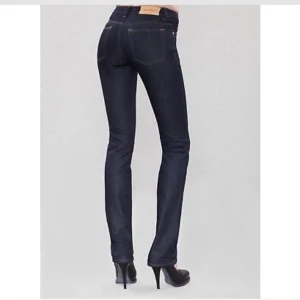 Acne jeans - Här säljer jag ett par mörkblå acne jeans för 250kr plus frakt🌸Storleken på jeansen är 28/34🌸Nypris är ungefär 100kr🌸🌺