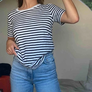  - Jättesöt randig tröja från COS. Gott skick💗