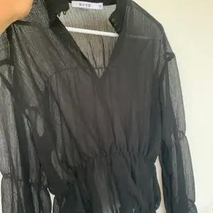 Säljer denna supercoola meshskjorta från nakd i storlek 36. Så fin med en svart bralette under🥺😍⚡️ Säljer för 75 plus frakt eller kan mötas upp i stockholm 